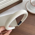 Cerchietto imbottito in raso color crema da donna con dettaglio etichetta fatta a mano - Bianco Sporco
