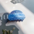 Pinza de pelo de acetato jaspeado azul y blanco con efecto nacarado para coleta - Semicírculo Azul