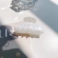 Pinza para el pelo de acetato crema perlado con diseño semicircular elegante - Blanco