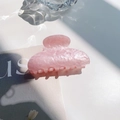 Pinza para el pelo de media luna rosa con textura de mármol y acabado perlado brillante - Rosa