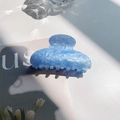 Pinza de pelo semicircular azul claro con textura de mármol para peinados elegantes - Azul