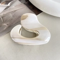 Minimalistische Haarspange aus Acetat in Marmor-Creme mit elegantem S-Design für Damen - Milchtee Kondensmilch