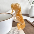 Pince à cheveux hippocampe en acétate marbré orange avec grille dorée et œil cristal - Jaune