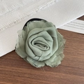 Elastico per capelli con rosa in tessuto verde salvia e petali in chiffon a strati - Verde