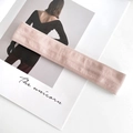 Zartrosa gestricktes Sportstirnband mit vertikaler Textur für Yoga und Fitnessübungen - Rosa