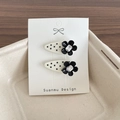 Zwei minimalistische weiße Haarspangen mit schwarzen Punkten und Blumen aus Kunstharz - Weiße Polka Dot Schwarze Strassblume