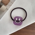 Elastisches Haargummi mit lila quadratischem Smiley-Anhänger und dunkelbraunem Seil - Smiley Lila
