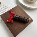 Braune Bananen-Haarklammer mit glänzender roter Acetatschleife und France-Handmade-Logo - Rotes Schleifen-Scrunchie