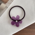 Elastisches Haargummi mit violetter Blumenanhänger und weißer Perle auf Stoff - Blumen-Lila