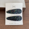 Ein Paar klassische glitzernde Pailletten-Haarclips in buntem Glitzer-Finish - Schwarz