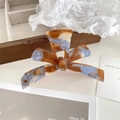 Elegante pinza per capelli con motivo marmorizzato ambra e azzurro a fiocco - Caramello Blu
