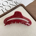 Pinza de pelo de acetato rojo oscuro con letras doradas y diseño curvo de tiburón - Estilo Calado Francés / Rojo