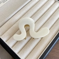 Minimalist white wavy acetate claw clip with gold metal teeth for half-up hairstyles - Wave / Cream