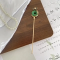 Horquilla china dorada con anillo de jade verde y detalle de zorro sobre madera oscura - Anillo de Jade Dorado