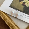 Elegante 12mm witte parelclip-oorbellen met gouden afwerking op vintage kaart - 12mm Irriserende Parel Oorclip