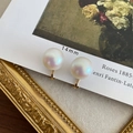 Elegante 14mm parelclip-oorbellen met een iriserende glans en goudkleurige afwerking - 14mm Irriserende Parel Oorclip