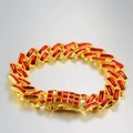 Dettaglio macro del bracciale a catena dorato con pietre di zircone rosso taglio baguette - Decorazione Strass Rossa (Bracciale Oro Zircone Quadrato Rosso) / Oro