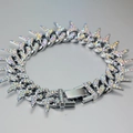 Dettaglio del bracciale a catena cubana in argento con zirconi AB e punte stile spine - Strass Multicolore (Micro-Spine) / Argento