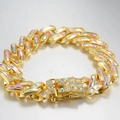 Dettaglio del bracciale cubano dorato da 14mm con pietre di zircone rettangolari iridescenti - Bracciale Cubano Strass Multicolore Oro