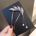 Zilveren haarspeld met bladmotief, strasstenen en elegante witte parelkwastjes - Zilver