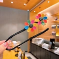 Dettaglio dell'accessorio per chignon con fiori all'uncinetto colorati e bottone decorativo - 6# Girasole Colorato