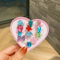 Set de joyería infantil con anillos de colores variados en caja rosa de corazón - Estilo Gema Grande
