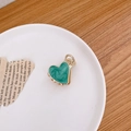 Mini pince à cheveux en forme de cœur avec texture marbre vert et base dorée - Cœur Vert