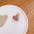 Mini pince à cheveux cœur doré avec texture résine marbrée rose et cadre élégant - Coeur Rose Rouge