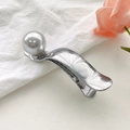 Detailaufnahme einer silbernen Haarklammer mit großer Perle auf weißem Hintergrund - Silber mit großer Perle / Silber