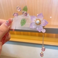 Detailaufnahme eines lila Blumen-Haarkamms mit filigranen goldenen Quasten-Ketten - Lila Blütenblatt Haarkamm (12#)