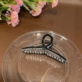 Minimalist jelly-texture hair claw clip with a black and white twisted streamline design - Black