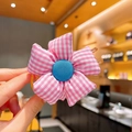 Pince à cheveux fleur en tissu à carreaux rose et blanc avec centre bleu doux - Fleur à Carreaux Roses