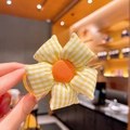 Pince à cheveux fleurie en tissu vichy jaune avec un détail de bouton orange - Fleur à Carreaux Jaunes