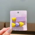 Jolies barrettes cœur pour enfants en jaune et violet sur une carte de présentation - Cœur violet