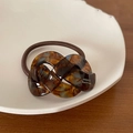 Détail d'un chouchou en acétate à damier avec marquage à l'or France Handmade - Style Marbre Bleu Et Café