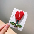 Handgefertigte Tulpen-Haarspange aus Stoff mit roter Stickerei auf weißer Karte - Rot