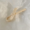 Minimalistische beige Haarklammer in Schleifenform mit hochwertigem Harz-Finish und Goldclip - Cremeweiß