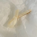 Eleganter milchweißer Acetat-Haarclip in Schleifenform mit goldener Metallbasis für Damen - Perlmuttweiß