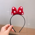Dettaglio del cerchietto con fiocco rosso a pois con misure di 14cm per 11,5cm - 3#Cerchietto