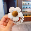 Mano che tiene un elastico per capelli a fiore di peluche bianco con perle finte - 11# Fiore Bianco