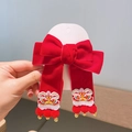 Détail d'un nœud à cheveux en velours rouge avec broderie de danse du lion et cloches - Barrette Ruban Danse du Lion