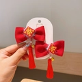 Dettaglio di fiocchi in velluto rosso con ricamo Fu dorato e lunghe nappe pendenti - Fiocco con Carattere di Benedizione