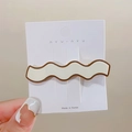 Fermaglio per capelli ondulato minimalista color tè al latte su scheda marchio - Bianco Sporco Onda