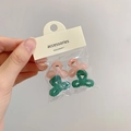 Makroansicht von 4-teiligen matten Mini-Haarspangen in Rosa und Grün im Set - Schleifenform / Gelee-Rosa & Grün
