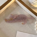 Nahaufnahme einer rosa Glitzer-Katzen-Haarklammer mit Golddetails auf einem Tablett - Glitzerndes Rosa