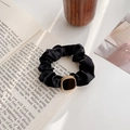 Elegante elastico in raso nero con fibbia quadrata di perline dorate per capelli - Nero