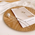Elegante forcina per capelli a U argentata con perla bianca in design a spirale - Argento