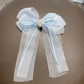 Hellblaue Haarschleife für Mädchen aus Organza mit weißer Perle und langen Bändern - 3-Blau