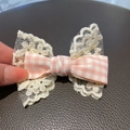 Haarclip met roze gingham stoffen strik en delicaat gebloemd kant voor meisjeshaar - Roze