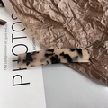 Vista detallada de la pinza de acetato con patrón de carey y texto dorado hecho a mano - Clips de resorte / Estilo Carey Crema (8.6cm)
